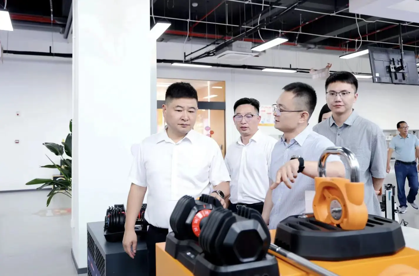 The municipal party secretary is investigating foreign trade and economic work